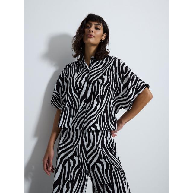 Women's Zebra Loose Fit Short Sleeve Shirt - Black - 100% Viscose on Productcaster.