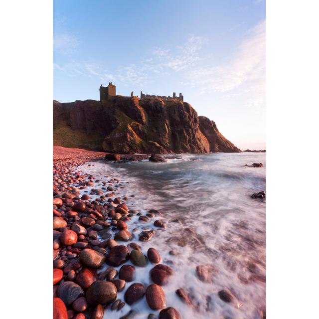 Dunnottar Bay bei Sonnenaufgang von Empato - Druck House of Hampton Größe: 75 cm H x 50 cm B on Productcaster.