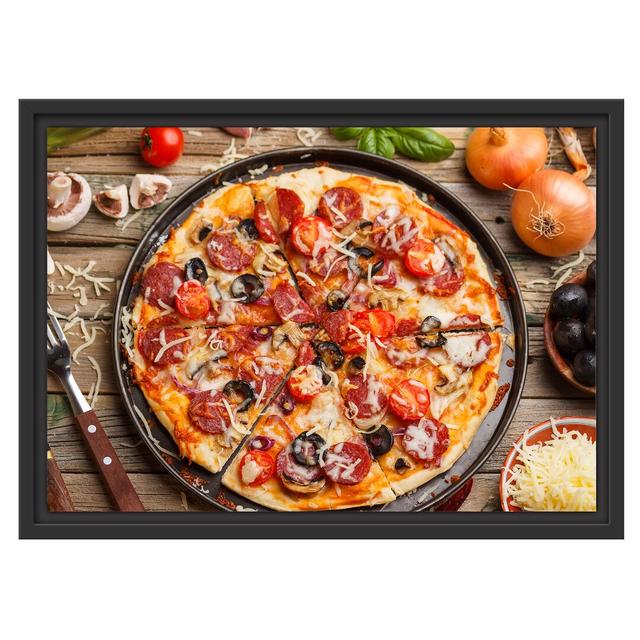 Gerahmtes Wandbild Leckere Pizza auf Holztisch East Urban Home Größe: 40 cm H x 55 cm B on Productcaster.