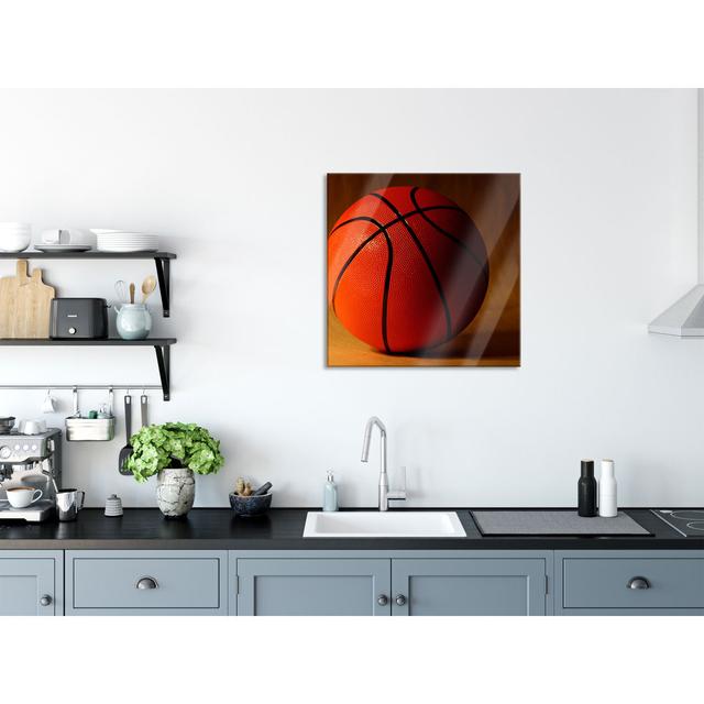 Ungerahmtes Foto auf Glas "Basketball mit Schwarzem Hintergrund" Brayden Studio Größe: 50 cm H x 50 cm B x 0,4 cm T on Productcaster.