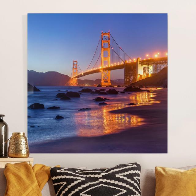 Leinwandbild Golden Gate Bridge am Abend Ebern Designs Größe: 30 cm H x 30 cm B, Format: 330g/qm Recycled Canvas on Productcaster.