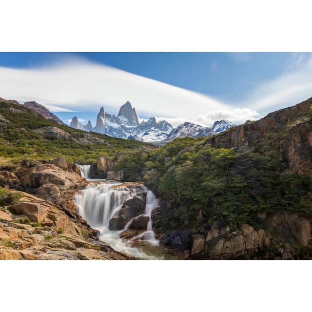 Fitz Roy Kaskaden und Mount Fitz Roy von DieterMeyrl - Kunstdrucke Alpen Home Größe: 81cm H x 122cm B on Productcaster.