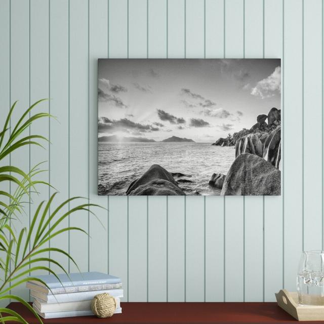 Leinwandbild „Sonnenuntergang Seychellen“, Fotodruck East Urban Home Größe: 80 cm H x 120 cm B on Productcaster.