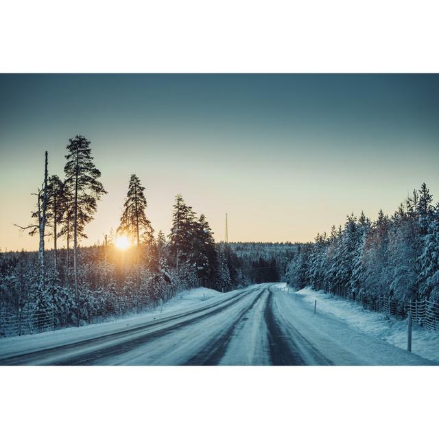 Straße in Norrland Schweden von Knape - Leinwanddrucke Alpen Home Größe: 40 cm H x 60 cm B on Productcaster.