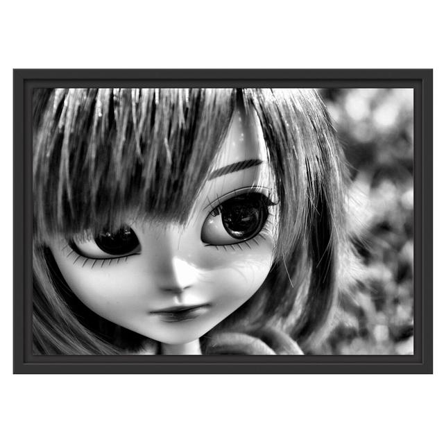 Gerahmtes Wandbild Pullip-Püppchen auf Sommerwiese East Urban Home Farbe: Schwarz/Weiß, Größe: 30 cm H x 38 cm B x 2,4 cm T on Productcaster.