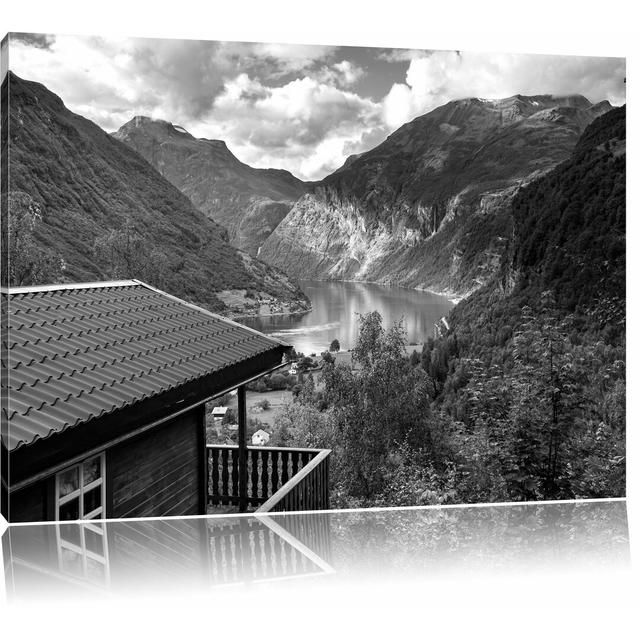 Leinwandbild „Hütte in schöner Umgebung“, Fotodruck East Urban Home Größe: 60 cm H x 80 cm B on Productcaster.