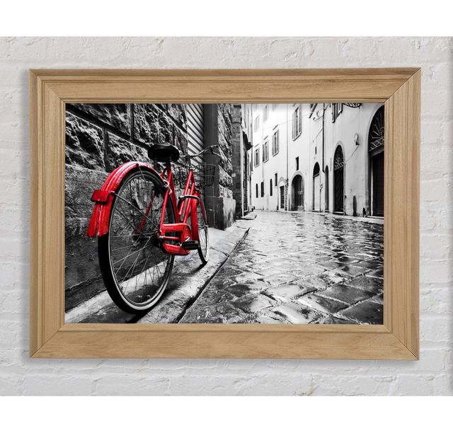 Rotes Fahrrad in den Kopfsteinpflaster-Straßen Gerahmter Druck Brayden Studio Format: Natürlich gerahmtes Papier, Größe: 100cm H x 141,4cm B x 8cm T on Productcaster.