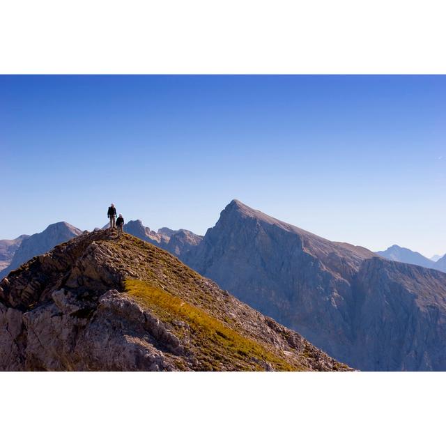 Zwei Bergsteiger auf dem Gipfel eines Berges von Lightpix - Kunstdrucke ohne Rahmen auf Leinwand Alpen Home Größe: 81cm H x 122cm B on Productcaster.