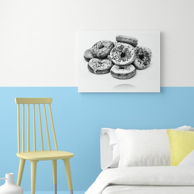 Leinwandbild Donut Kuchen Liebesperlen in Monochrom East Urban Home Größe: 80 cm H x 120 cm B on Productcaster.