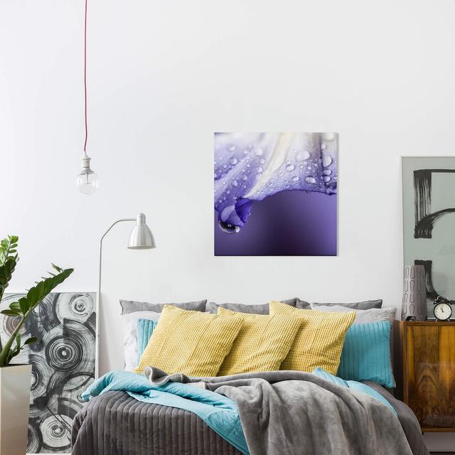 Leinwandbild Blaue Blumen East Urban Home on Productcaster.