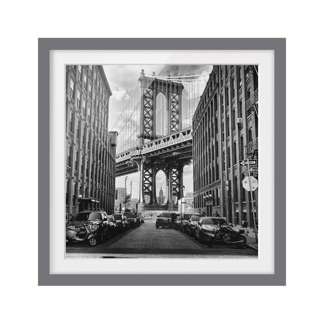 Gerahmter Grafikdruck Manhattan Bridge in America East Urban Home Größe: 30 cm H x 30 cm B, Rahmenoptionen: Mattes Grau on Productcaster.