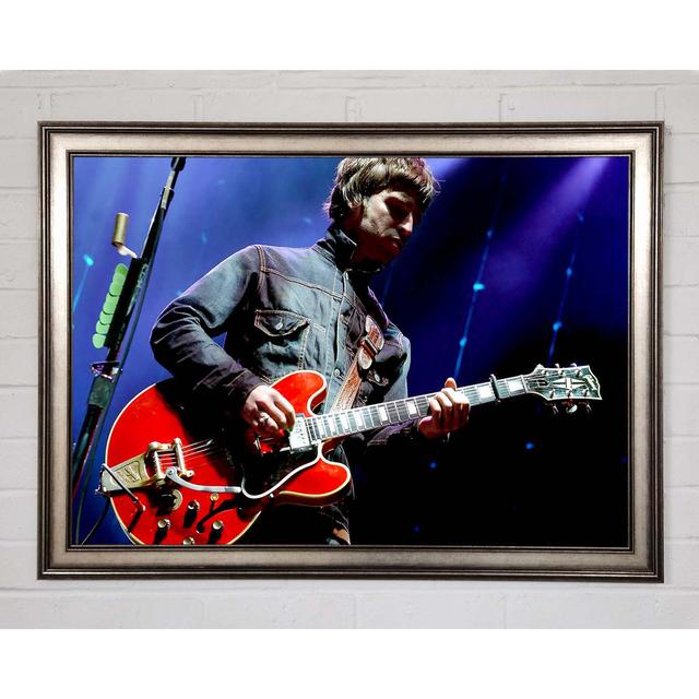 Noel Gallagher spielt Gitarre - Einzelne Bilderrahmen Kunstdrucke Rosalind Wheeler Größe: 42 cm H x 59,7 cm B x 1,5 cm T on Productcaster.