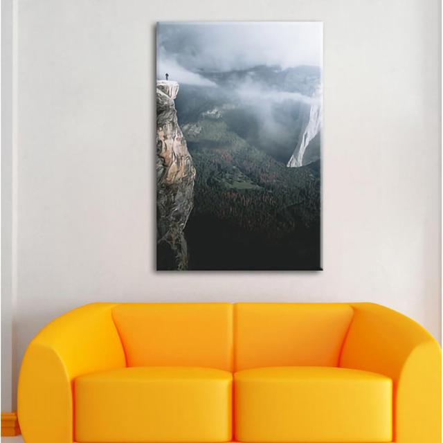 Leinwandbild Einsamer Wanderer auf Felsenklippe Alpen Home Größe: 80 cm H x 60 cm B x 1,8 cm T on Productcaster.