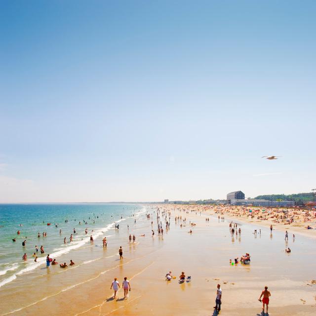 Busy public beach on a clear sunny day House of Hampton Size: 76cm H x 76cm W on Productcaster.