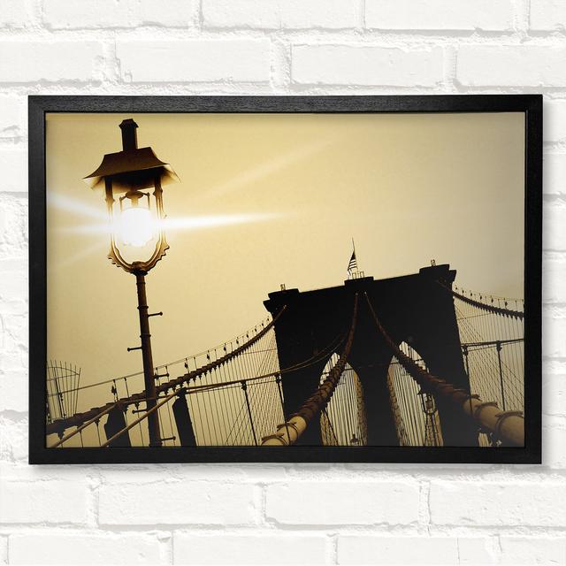 Brooklyn Bridge Street Light Retro - Closed Corner Frame Kunstdrucke auf Holz ModernMoments Größe: 42cm H x 59,7cm B on Productcaster.