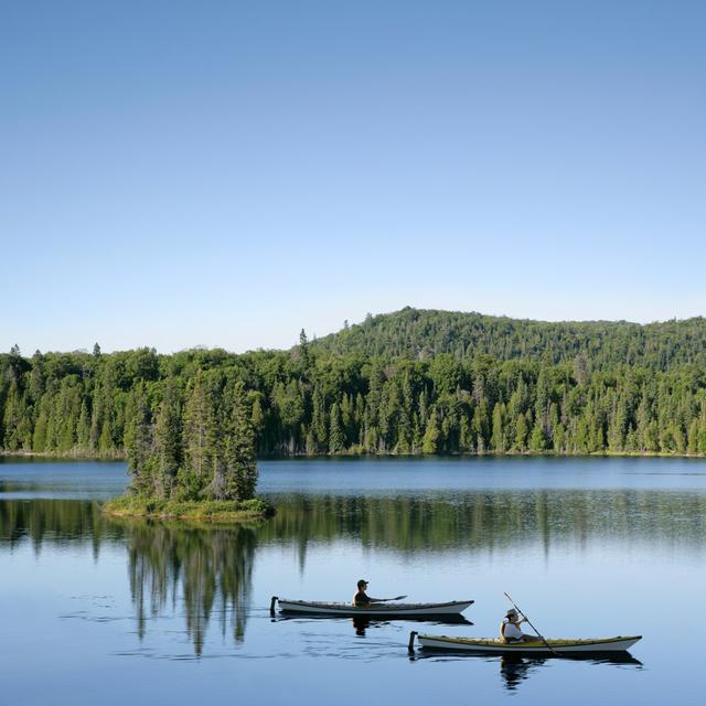 Wilderness Lake Kayaking by Sharply_done - Drucken Küstenhaus Größe: 122 cm H x 122 cm B x 3,8 cm T on Productcaster.