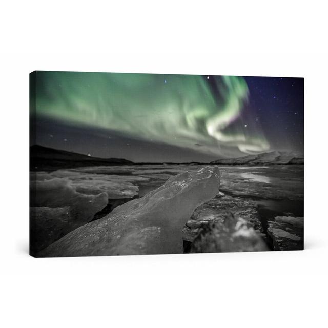 Polarlicht über Gletscher, Jokulsarlon Insel Fotodruck auf Leinwand East Urban Home Größe: 40 cm H x 60 cm B x 1,8 cm T, Farbe: Grau/Grün on Productcaster.