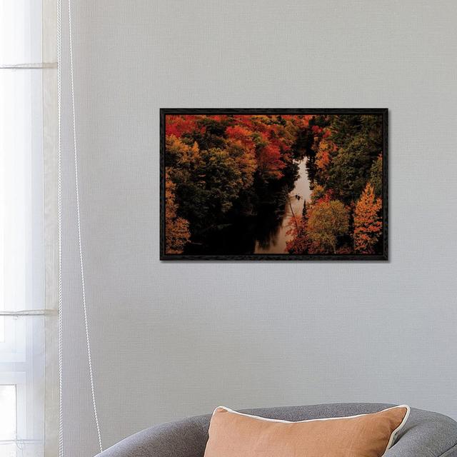 Autumn Kayaks von Sean Marier - Giclée auf Leinwand in der Galerie Union Rustic Format: Schwarzer Rahmen, Größe: 45,72 cm H x 66,04 cm B x 3,81 cm T on Productcaster.