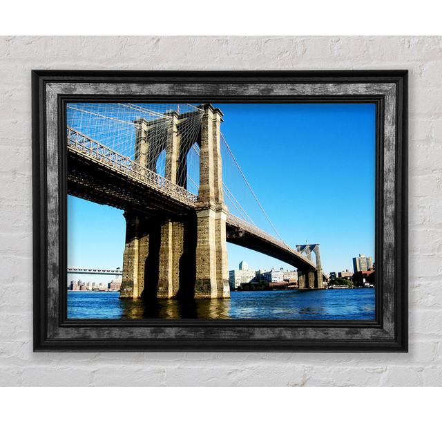 New York City Brooklyn Bridge bei Tag - Druck Bright Star Größe: 59,7 cm H x 84,1 cm B x 8 cm T on Productcaster.