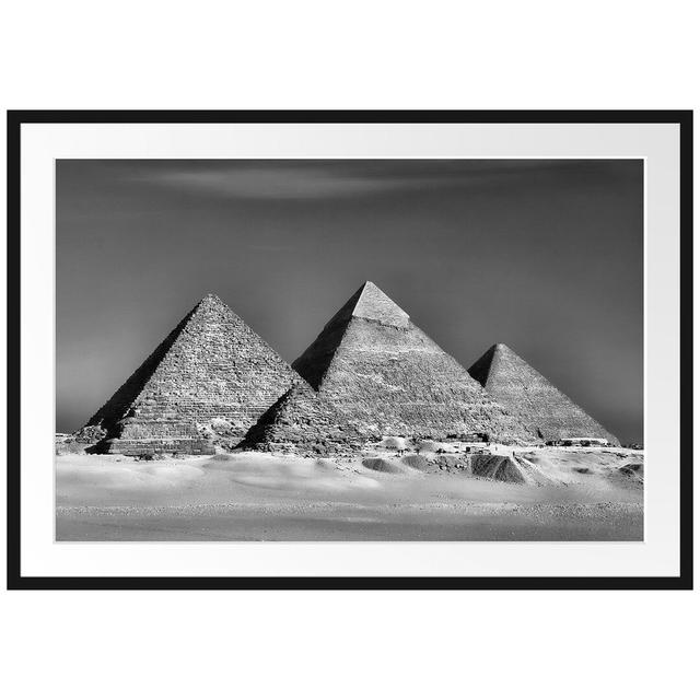 Pyramiden von Gizeh Gerahmte Wand Fotodruck Poster East Urban Home Größe: 40 cm H x 55 cm B x 2,5 cm T, Farbe: Braun/​Grau on Productcaster.