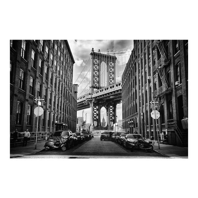 Strukturierte Fototapete Manhattan Bridge East Urban Home Größe: 3,36 m x 225 cm, Materialqualität: Premium (150 g/qm) on Productcaster.