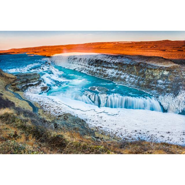 Erstaunliche isländische Winterlandschaft mit dem majestätischen Wasserfall des gefrorenen Gullfoss - Druck Alpen Home Größe: 81cm H x 122cm B on Productcaster.