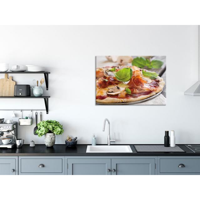 Glasbild Pizza mit Schinken und Pilzen Brayden Studio Größe: 70cm H x 100cm B on Productcaster.