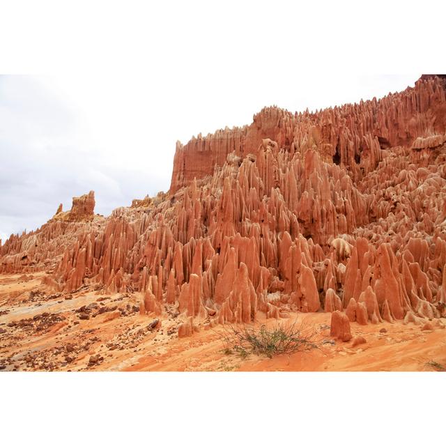 Rote Tsingy in der Nähe von Diego Suarez, Madagaskar. von AfricaImages - Gemälde ohne Rahmen auf Leinwand Natur Pur Größe: 81cm H x 122cm B on Productcaster.