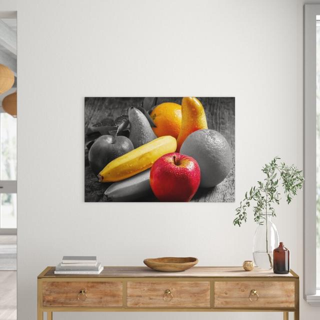 Leinwandbild Frisches Obst auf Holztisch East Urban Home Größe: 60 cm H x 80 cm B on Productcaster.