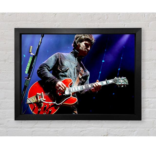 Noel Gallagher Gitarre spielend Gerahmter Druck Rosalind Wheeler Größe: 84,1 cm H x 118,9 cm B on Productcaster.