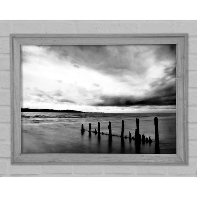 Sturmwolken über dem Meer B N W - Einzelne Bilderrahmen Kunstdrucke Haus am Meer Größe: 59,7 cm H x 84,1 cm B x 1,5 cm T on Productcaster.