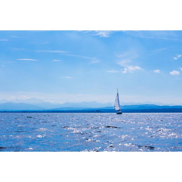 Segeln auf dem Ammersee von PK-Photos - Druck ohne Rahmen auf Leinwand Küstenhaus Größe: 40 cm H x 60 cm B on Productcaster.