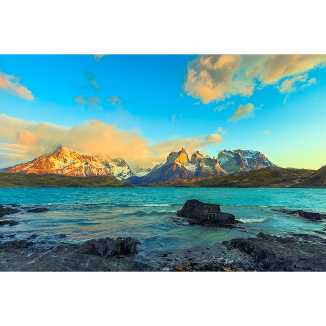 Sonnenaufgang über den Cuernos del Paine House of Hampton Größe: 20 cm H x 30 cm B on Productcaster.