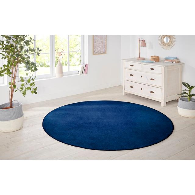 Nasty Teppich Flauschiger Kurzflor Einfarbig für Wohnzimmer, Schlafzimmer - Dunkelblau Hanse Home Teppichgröße: Rund 200 cm on Productcaster.