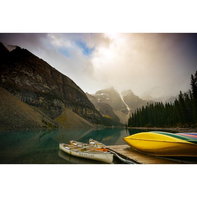 Bunte Kanus im Moraine Lake von Wildroze - Leinwandbild Alpen Home Größe: 20 cm H x 30 cm B on Productcaster.