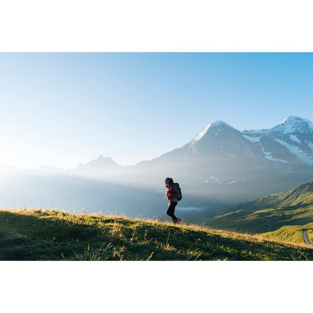 Eine junge Wanderin Alpen Home Größe: 40 cm H x 60 cm B on Productcaster.