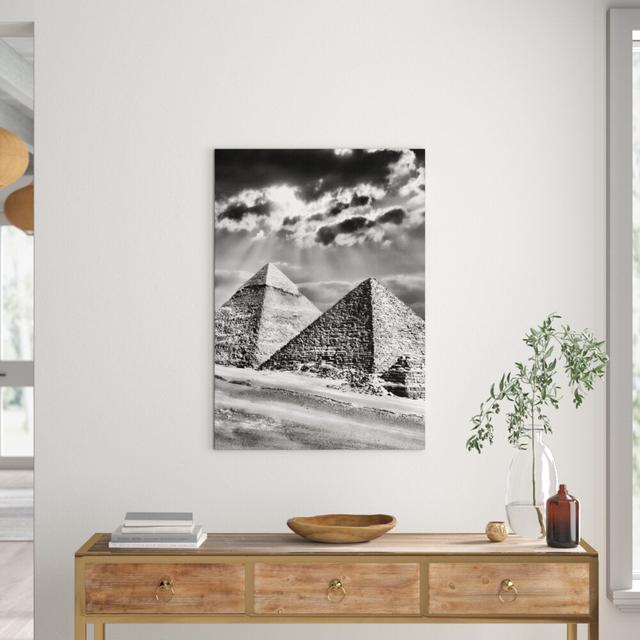 Leinwandbild Pyramiden von Gizeh im Sonnenlicht East Urban Home Größe: 100 cm H x 70 cm B on Productcaster.