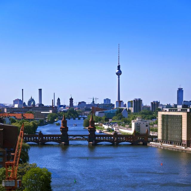 Berlin Skyline - Druck Küstenhaus Größe: 60 cm H x 60 cm B x 1,8 cm T on Productcaster.