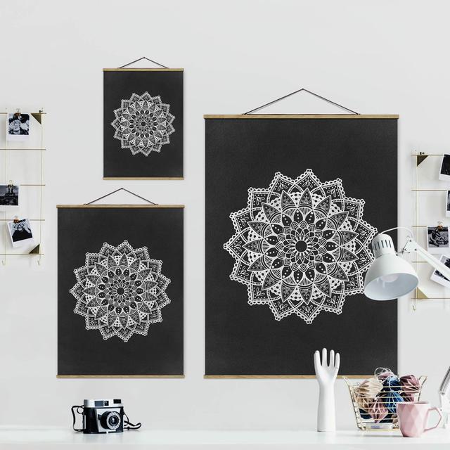 Stoffbild Mandala Illustration Ornament Weiß Schwarz Bloomsbury Market Maße: 133,5 cm H x 100 cm B x 0,3 cm T on Productcaster.