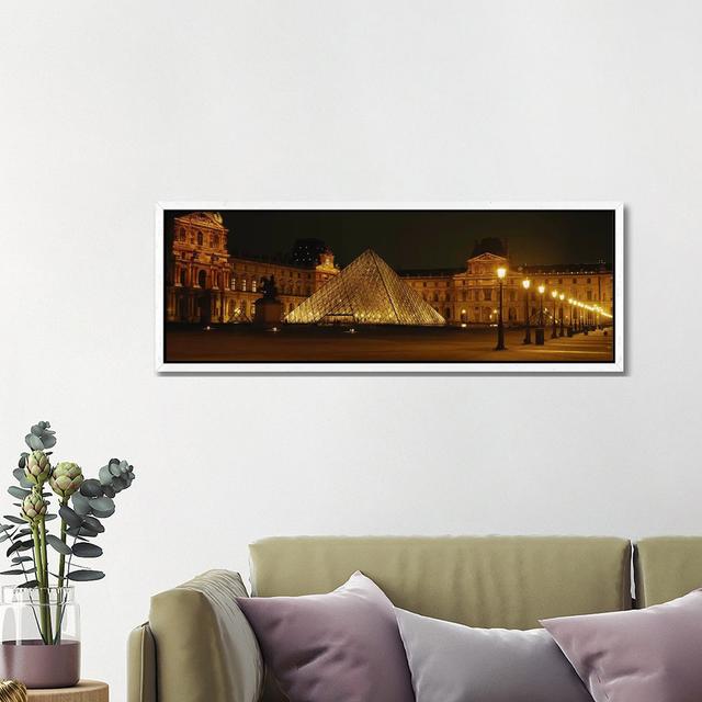 Louvre Paris Frankreich von Panoramic Images - Floater Frame Panoramic Gallery-Wrapped Canvas Giclée on Canvas Ebern Designs Größe: 40,64 cm H x 121,9 on Productcaster.