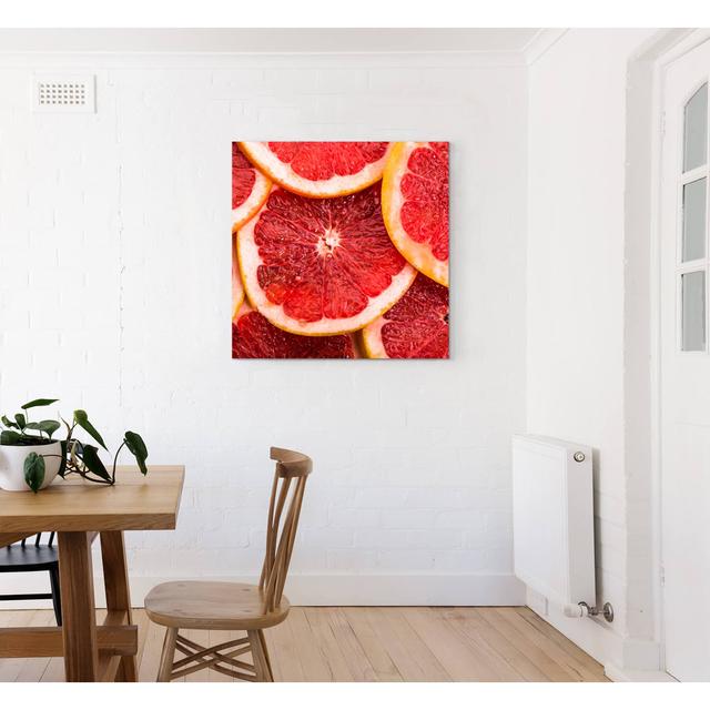 Leinwandbild Grapefruit – Nahaufnahme East Urban Home Größe: 60 L x 60 B on Productcaster.