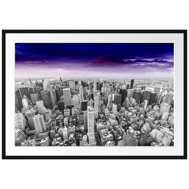 Gerahmtes Poster Riesige New York am Späten Abend East Urban Home Größe: 70 cm H x 100 cm B on Productcaster.