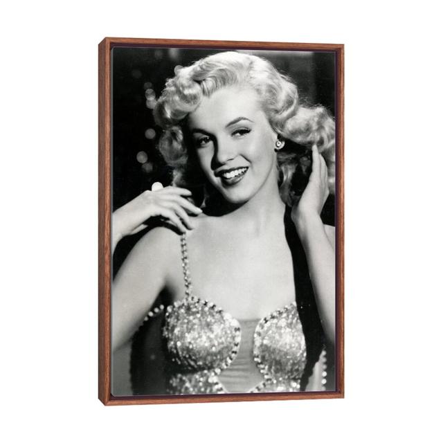 Leinwandbild Marilyn Monroe I von Radio Days ScanMod Design Format: Classic Brown Wood Framed, Größe: 66,04 cm H x 45,72 cm B x 3,81 cm T on Productcaster.