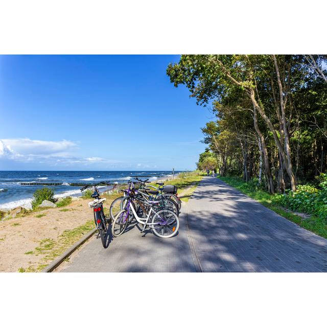 Fahrradweg entlang des Meersandstrandes, Kolobrzeg, Polen House of Hampton Größe: 60 cm H x 90 cm B on Productcaster.