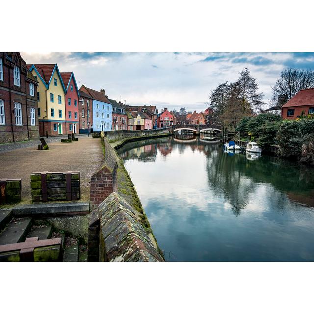 Norwich Riverside Scene von Norwich Riverside Scene - Kunstdrucke auf Leinwand ModernMoments Größe: 81 cm H x 122 cm B x 3,8 cm T on Productcaster.