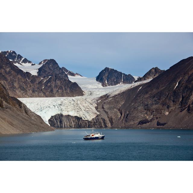 Arktische Landschaft in Spitzbergen Krossfjord Tinayrebukta von SeppFriedhuber - Drucken Alpen Home Größe: 81cm x 122cm B on Productcaster.