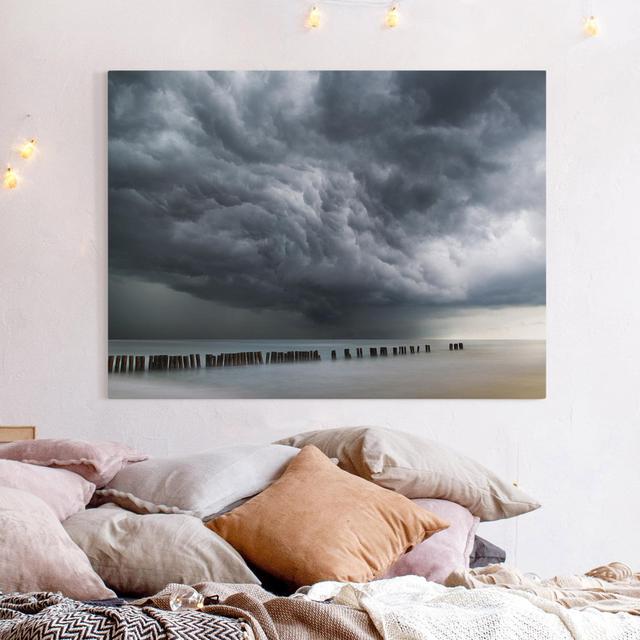 Leinwandbild - Sturmwolken Über Der Ostsee Haus am Meer Format: 260 g/m² Canvas, Größe: 30 cm H x 40 cm B on Productcaster.