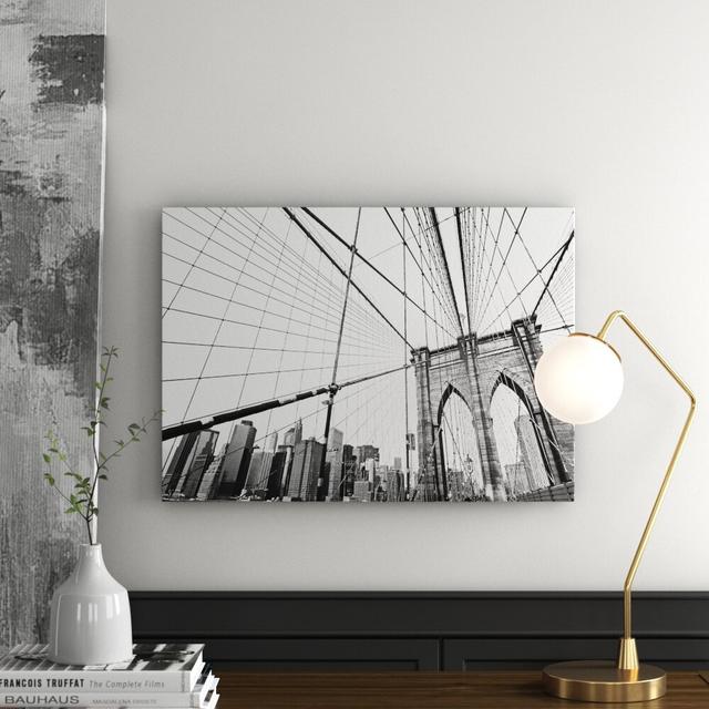 Leinwandbild „Auf der Brooklyn Bridge in New York City“, Fotodruck East Urban Home on Productcaster.