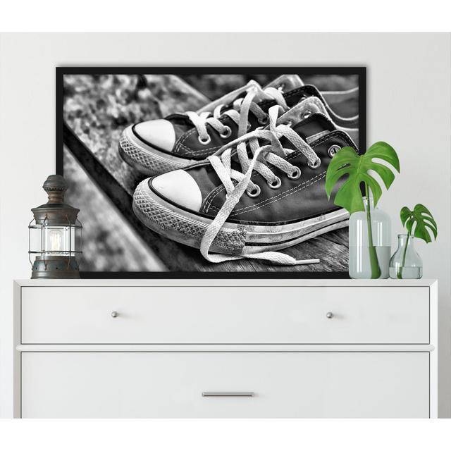 Gerahmtes Poster Trendige Schuhe ModernMoments Größe: 100 cm H x 70 cm B x 2.5 cm T on Productcaster.