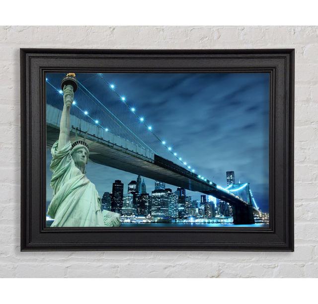 Freiheitsstatue Brooklyn Bridge Nights - Einzelner Bilderrahmen Kunstdrucke Ebern Designs Größe: 59,7 cm H x 84,1 cm B x 8 cm T on Productcaster.